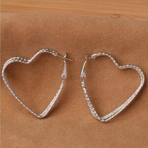 Silver heart gorgeous earrings ✨​​​​​​​​